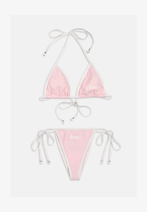 Helles rosafarbenes Triangel-Bikini mit weißem Besatz und Schnüren, mit dem aufgedruckten Wort "Juicy" auf Ober- und Unterteil.
