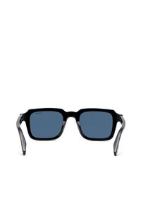 Lunettes de soleil rectangulaires noires avec montures épaisses et verres bleu foncé, vues de face sur un fond blanc.