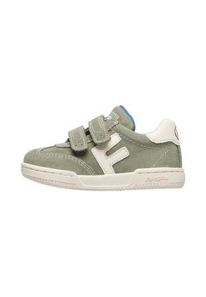 Sneaker verde in suede con accenti bianchi, doppie cinghie in Velcro, suola testurizzata e un loop blu sul retro. Presenta un design minimalista.