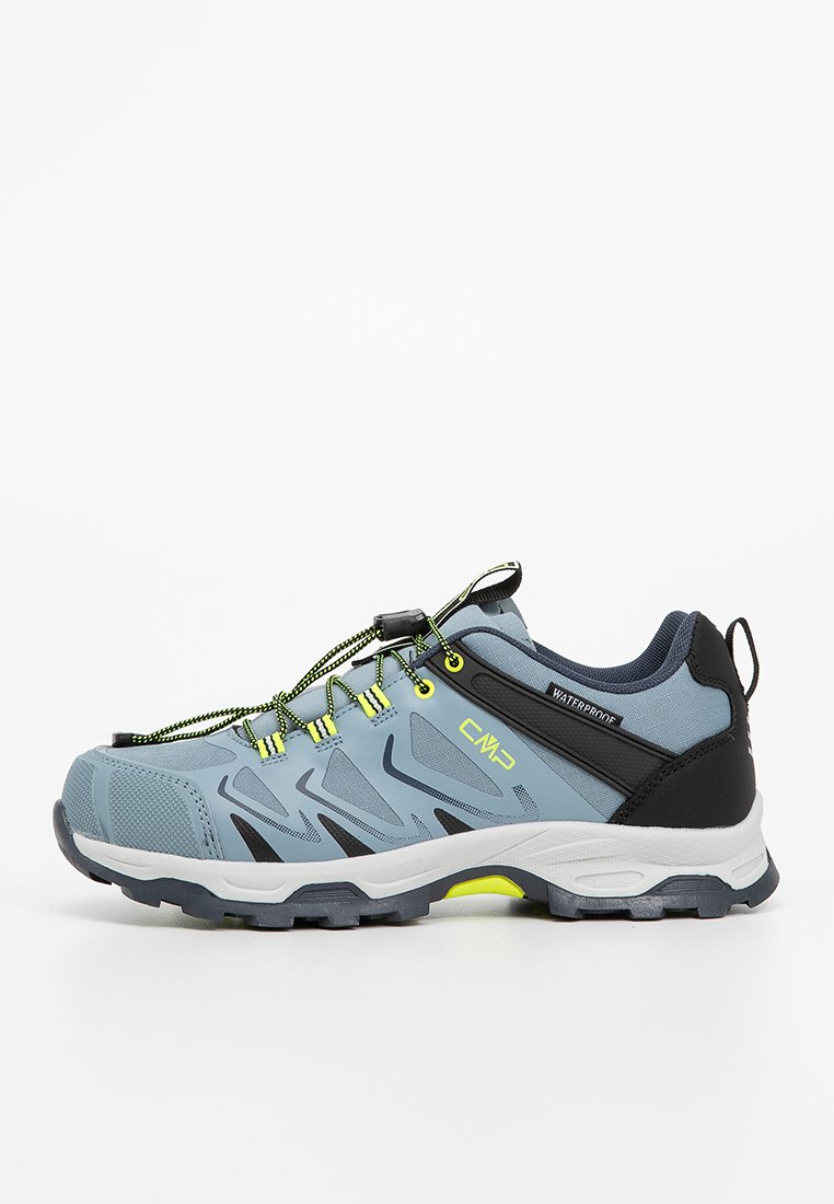 Zapatillas de senderismo azul claro con acentos negros, parte superior impermeable, suela gris y cordones verdes contrastantes con un sistema de lazado rápido.