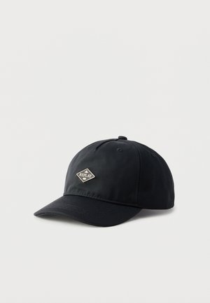 Casquette de baseball noire avec une visière incurvée et une petite plaque métallique en forme de diamant portant le logo "REPLAY" à l'avant.