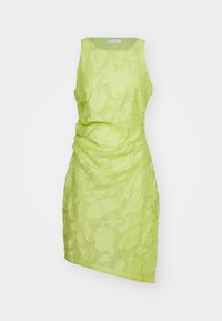 Robe sans manches vert lime avec un motif floral texturé et un détail froncé sur le côté, présentant un décolleté arrondi et un ourlet asymétrique.