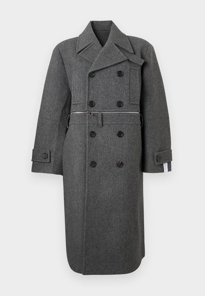 Manteau gris en mélange de laine avec un design à double boutonnage, de grands revers, des fermetures par boutons et un détail de zip contrastant à la taille.