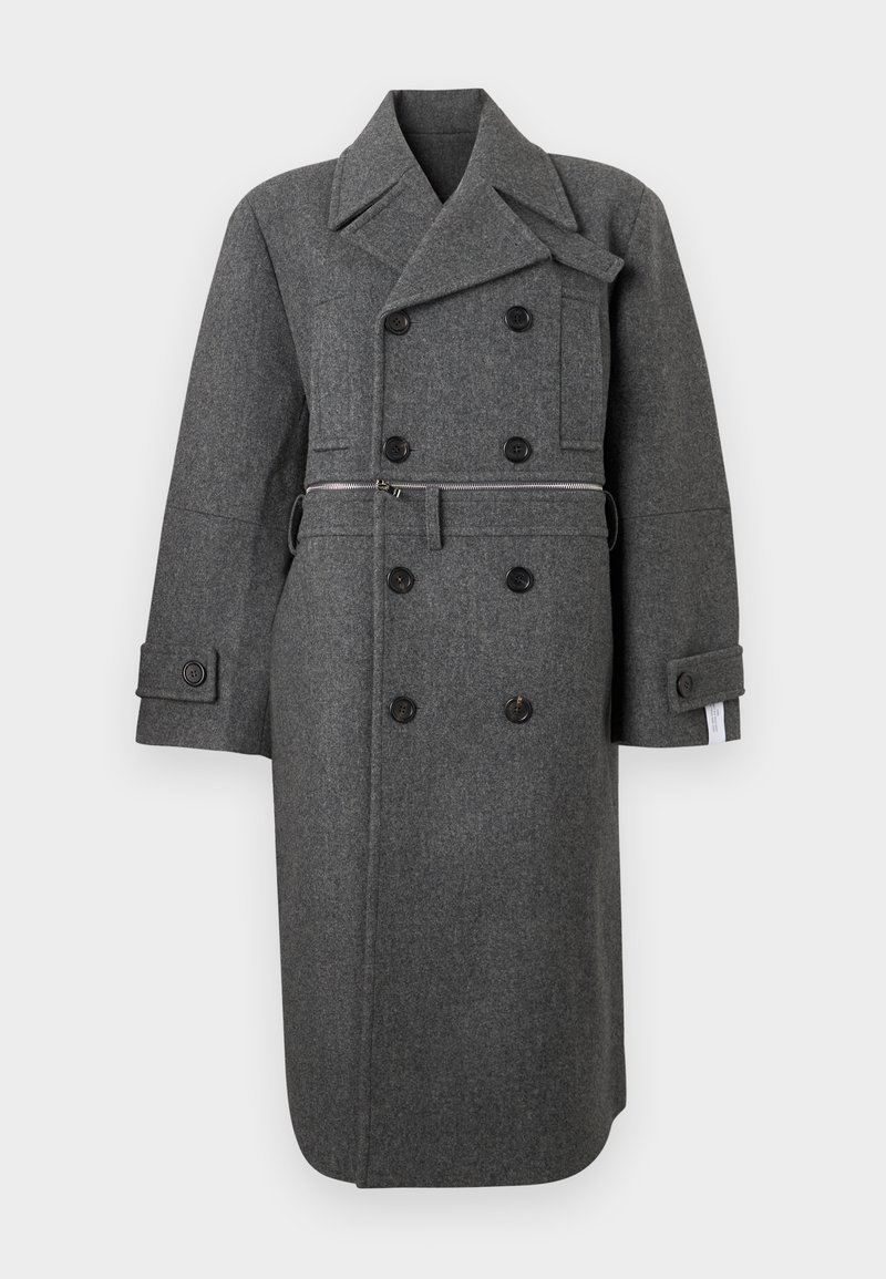 Manteau gris en mélange de laine avec un design à double boutonnage, de grands revers, des fermetures par boutons et un détail de zip contrastant à la taille.