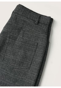 Pantaloni a quadri grigi con un tessuto strutturato, dotati di vita piatta e tasca laterale, pronti per essere indossati.