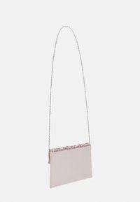 Rosa läder crossbody-väska med dekorativ paljettkant, silverkedjesnodd, rektangulär form och slät yta.