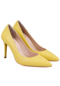 Chaussures à talons hauts en cuir jaune avec un bout pointu, finition lisse et talon fin. Présente un intérieur avec un revêtement beige doux.