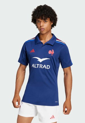 Maillot de rugby bleu marine en tissu respirant, avec un col, des accents rouges, un emblème de coq et le logo ALTRAD à l'avant.