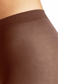 Collant trasparenti marroni con una texture liscia, che mostrano una leggera lucentezza e un'ampia vita elastica nella parte superiore.