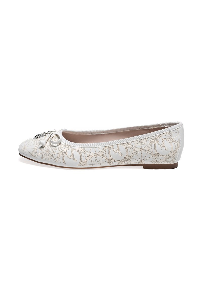 Ballerine bianche con finitura liscia, dotate di un elegante fiocco argento e sottili motivi geometrici in rilievo sulla parte superiore. Suola piatta.