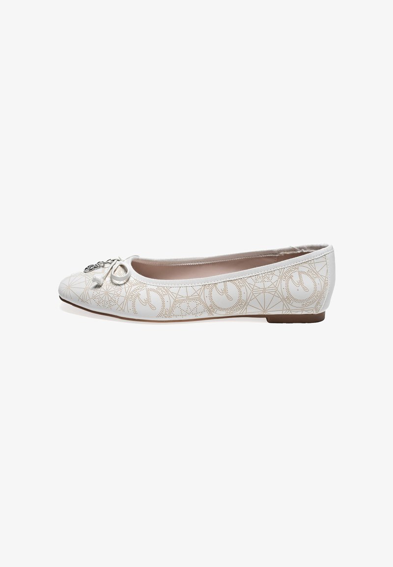 Ballerine bianche con finitura liscia, dotate di un elegante fiocco argento e sottili motivi geometrici in rilievo sulla parte superiore. Suola piatta.