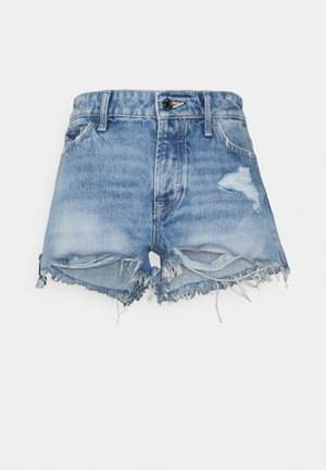 Lyseblå denimshorts med frynser, slidte detaljer og knaplukning i taljen på en hvid baggrund.