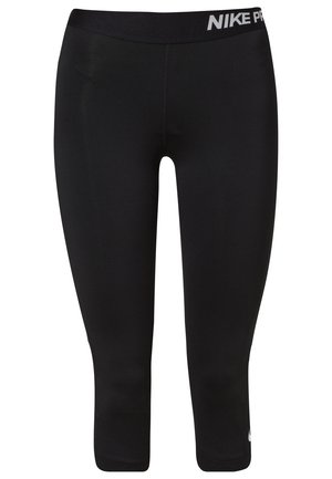 Czarne legginsy Nike Pro o długości do kolan, kompresyjne, z elastycznym paskiem w talii oraz białym logiem na talii i dolnej lewej nodze.