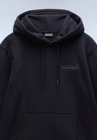 Donkerblauwe hoodie van een katoenmix, met een kangoeroezak, een capuchon met trekkoord en een reliëflogo op de borst.