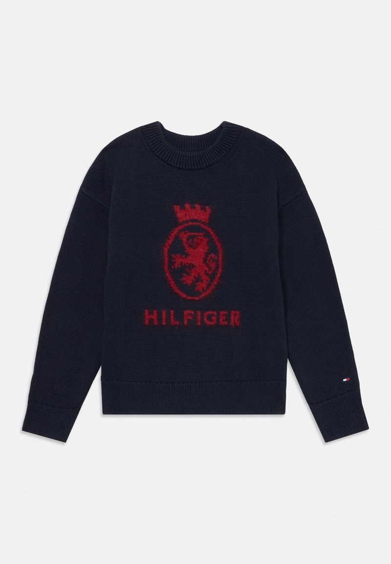 Tumed sinine kudumiga sviiter ribaga kaeluses, millel on punane lõvi logo ja "HILFIGER" tekst. Lühikesed, laiad varrukad ja tekstureeritud kangas.