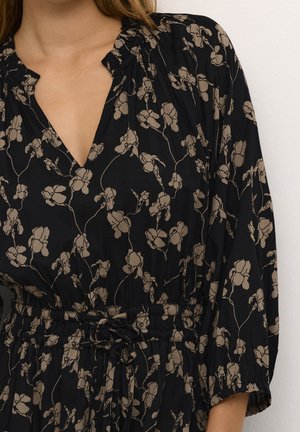 Czarna sukienka z beżowym kwiatowym wzorem, z dekoltem w serek, marszczonym kołnierzem i elastyczną talią ze sznurkiem.