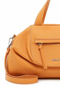Sac à main en cuir texturé orange avec poignée supérieure, poche zippée à l'avant et sangle de poignet détachable, équipé d'une fermeture éclair argentée et du logo de la marque.