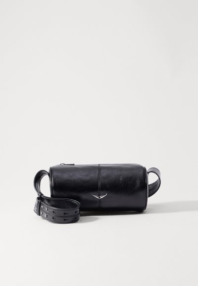 Sac cylindrique en cuir noir avec une texture lisse, doté d'accents métalliques, d'une bandoulière détachable et de poignées latérales pour un transport polyvalent.