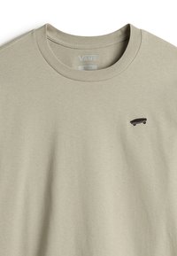 Groene sweatshirt met een ronde hals, voorzien van een kleine zwarte skateboardgrafiek aan de linkerkant. Zachte textuur en een losse pasvorm.