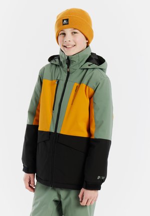Kleurgebroken jas in groen, geel en zwart, gemaakt van waterproof materiaal. Heeft een capuchon, ritsluiting en logo-detail.