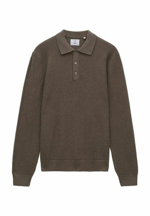 Pull-over en polo marron à manches longues avec un design en tricot texturé. Il possède un col et une patte de boutonnage à trois boutons.