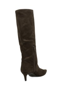 Bota de ante marrón oscuro hasta la rodilla con tacón bajo tipo kitten y cremallera lateral, inclinada para mostrar el lado exterior y el tacón sobre fondo blanco.