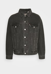 Svart denimjacka med silverfärgade knappar, två bröstfickor och en liten flerfärgad logotyp. Klassisk krage och avslappnad passform.