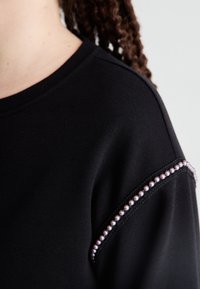 Vero Moda Curve VMCDAISY  - Ikdienas džemperis - black