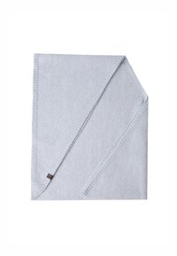 Pătură din lână de culoare gri deschis, cu o textură netedă, având o margine ribbată și un mic eticheta maro într-un colț.