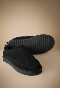 Next REGULAR FIT SIGNATURE - Šlepetės - black