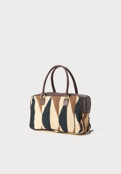 Sac à main rectangulaire avec des poignées et des finitions en cuir marron, arborant un motif géométrique tissé dans des tons beige, noir et marron.