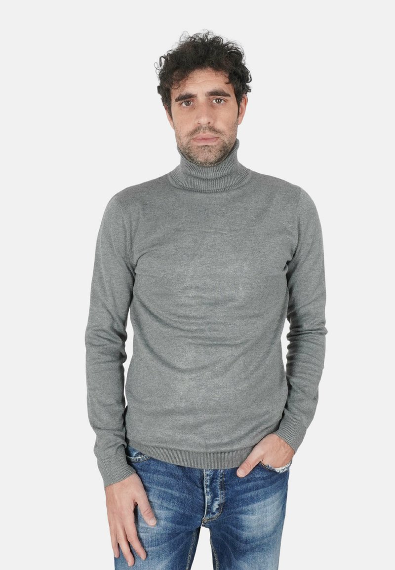 Maglione dolcevita grigio realizzato in materiale a maglia fine, con design aderente e dettagli a coste sul colletto e sui polsini.