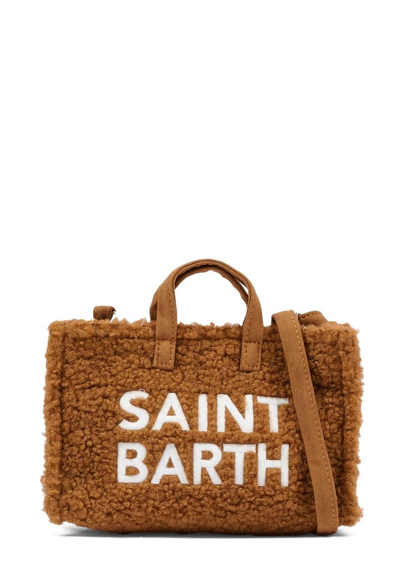 Borsa a mano marrone e pelosa con un tessuto testurizzato, con la scritta "SAINT BARTH" ricamata in bianco. Include manici corti e una tracolla rimovibile.