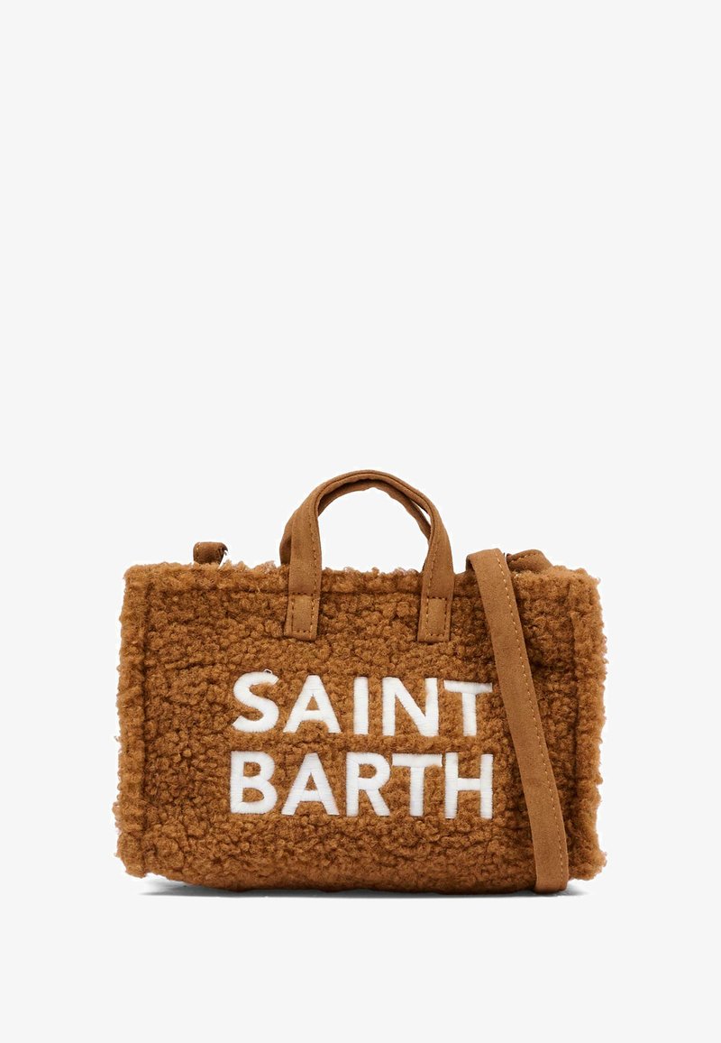 Borsa a mano marrone e pelosa con un tessuto testurizzato, con la scritta "SAINT BARTH" ricamata in bianco. Include manici corti e una tracolla rimovibile.