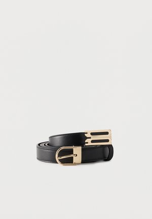 Ceinture en cuir noir enroulée avec des accents de boucle rectangulaires et arrondis dorés sur fond blanc.
