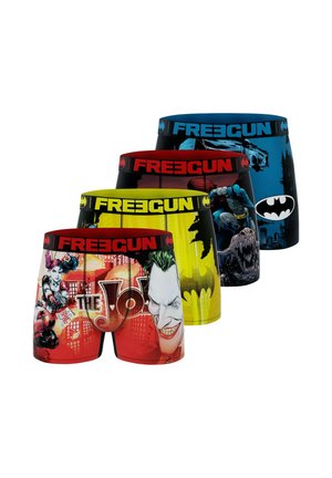 Quatre paires de boxers avec des personnages de dessins animés. Les couleurs incluent le rouge, le jaune et le bleu. La ceinture est noire avec "FREEGUN" et le logo de Batman.