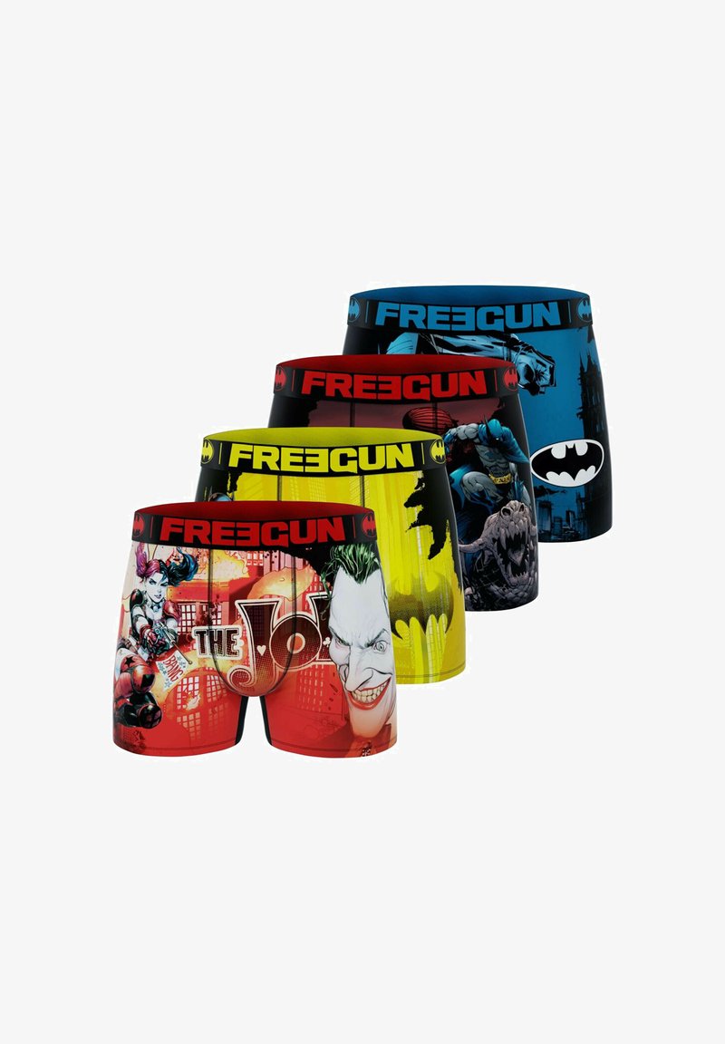 Quatre paires de boxers avec des personnages de dessins animés. Les couleurs incluent le rouge, le jaune et le bleu. La ceinture est noire avec "FREEGUN" et le logo de Batman.