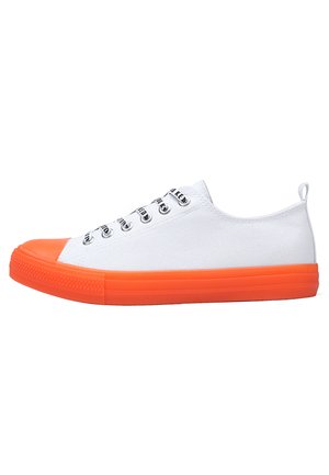 Sneakers - white