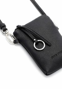 Borsa a tracolla in pelle nera con texture, dettagli con anello argentato, tracolla regolabile e logo impresso, dotata di chiusura con zip e design minimalista.