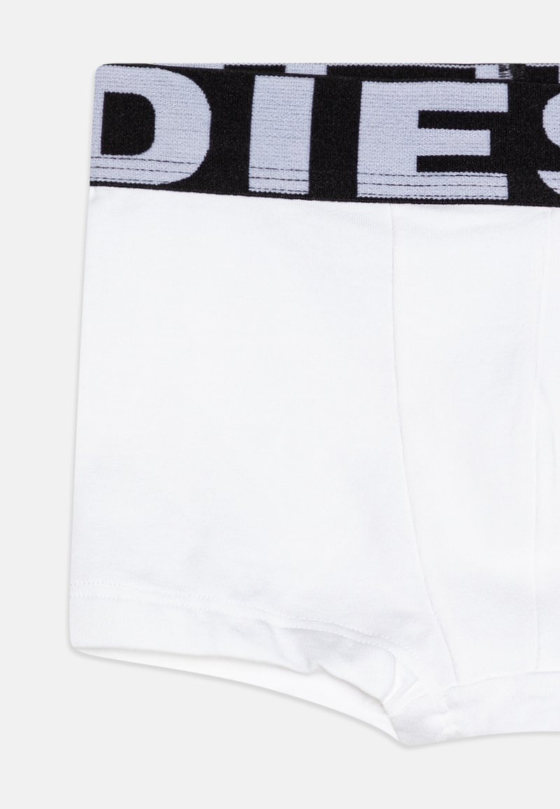 Weiße Baumwollboxershorts mit einem schwarzen elastischen Bund, der auffällige graue Schriftzüge trägt. Glatte Textur ohne zusätzliche Muster.