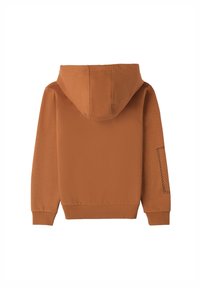 Sudadera marrón con un bolsillo tipo canguro, puños acanalados y dobladillo. La vista trasera muestra un detalle cosido en la manga izquierda. Textura suave.