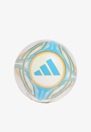 Biała piłka nożna Adidas z niebiesko-złotymi geometrycznymi wzorami i tekstem "MESSI" na panelach.