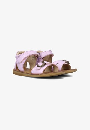 Roze leren sandalen met open tenen en zijkanten. Voorzien van verstelbare banden en een metalen gesp. Zachte binnenvoering en platte rubberen zool.