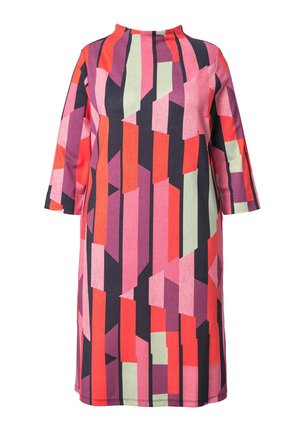 Vestido con cuello alto y mangas tres cuartos, confeccionado en tela texturizada con patrones geométricos en rojo, rosa, verde y azul marino.
