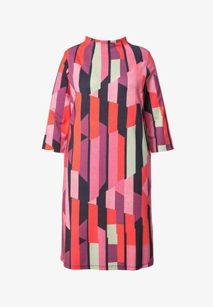 Kleid mit hohem Ausschnitt und dreiviertel Ärmeln, aus strukturiertem Stoff in roten, rosa, grünen und marineblauen geometrischen Mustern.