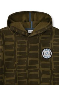 Kapuzensweatshirt in olivgrün mit abstraktem dunkelbraunem Muster und einem "Take A Hike"-Patch, das Bäume und ein Zelt auf der Brust zeigt.