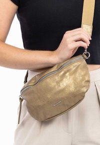 Borsa a tracolla metallica oro con forma arrotondata, dotata di chiusura a zip e finitura testurizzata. Cinghia regolabile inclusa.