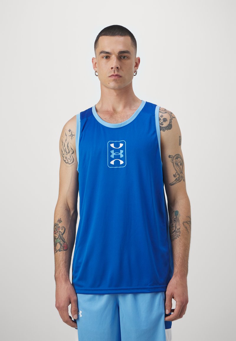 Niebieski sportowy tank top z jasnoniebieskimi wykończeniami i logo Under Armour na piersi. Cechuje się gładką tkaniną i luźnym krojem.