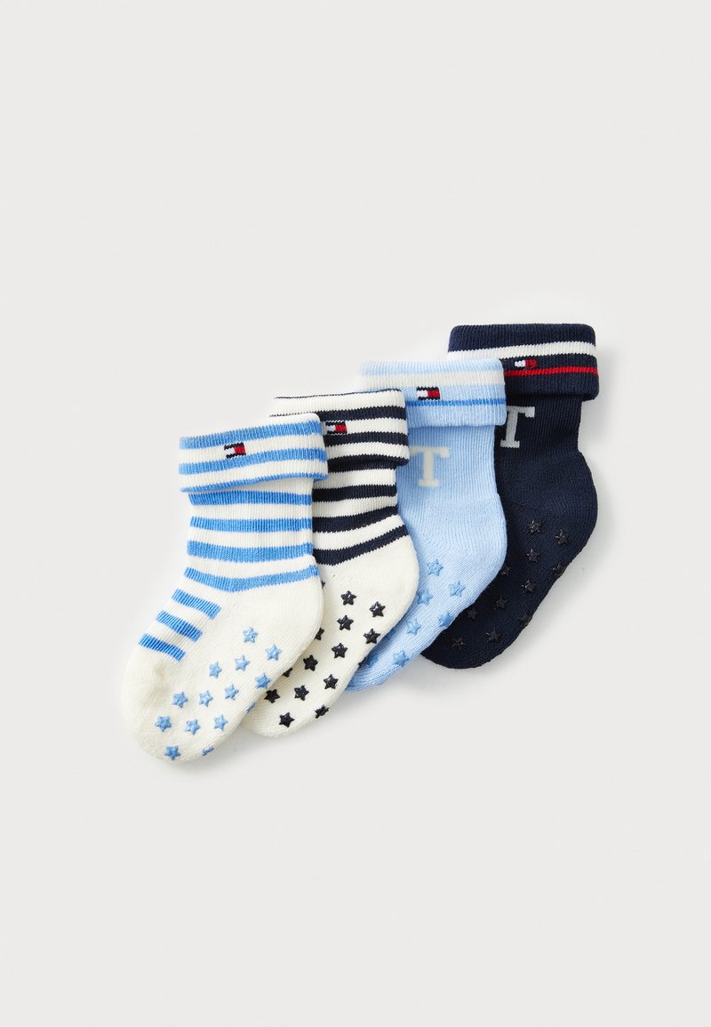 Quattro paia di calzini per bambini in diverse tonalità di blu, bianco e blu navy, con strisce e motivi a stelle, dotati di polsini a coste.