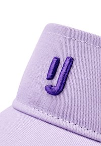 Vaalean violetti hattu, jossa on muotoiltu lippa, teksturoitu kangas ja erottuva tumman violetin värinen brodeerattu logo edessä.